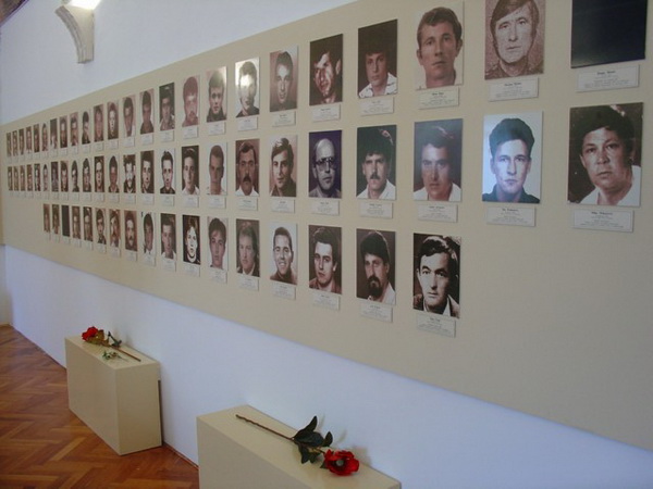 Srebrenica-Potocari-Memorial-Center-Cemetery_resize Srebrenica-Potocari-Memorial-Center-Cemetery_resize