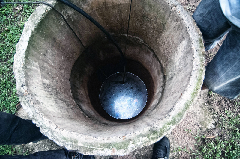 The surface of the water in a Capoacán pit, blackened by the coke particles. The surface of the water in a Capoacán pit, blackened by the coke particles.