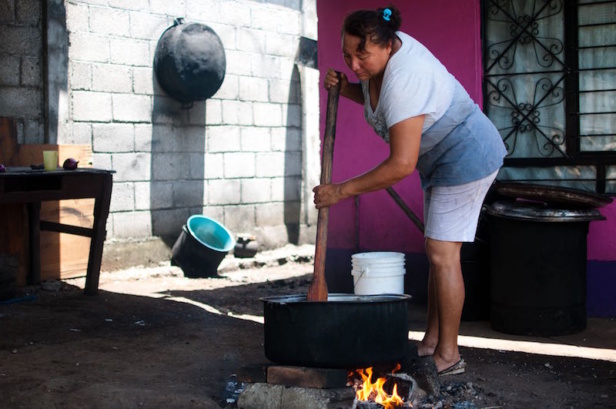 Rosa Romero Vasquez is preparing food for the migrants. Rosa Romero Vasquez is preparing food for the migrants.