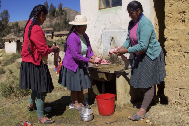 Women from Chocopía village washing cuy (an Andean guinea pig) before cooking it. Thanks to the ‘water sowing’ they have no more water problems. Women from Chocopía village washing cuy (an Andean guinea pig) before cooking it. Thanks to the ‘water sowing’ they have no more water problems.