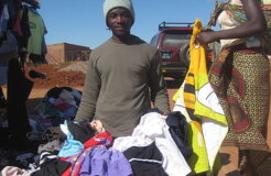 450px-Second-hand_clothes_(4716883933) 450px-Second-hand_clothes_(4716883933)