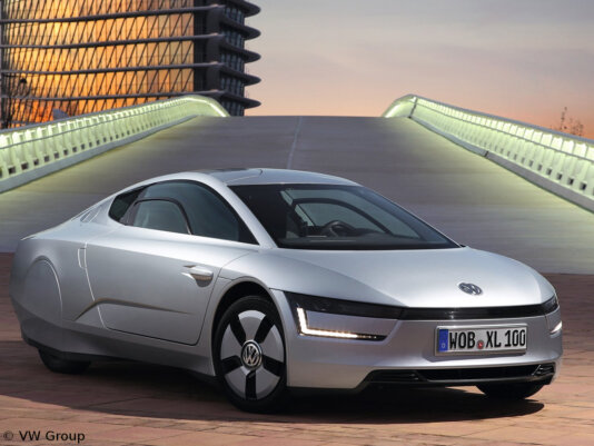 2014-Volkswagen-XL1-Front-Side
