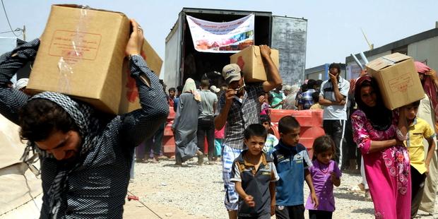 Iraqis_fleeing_violence_recieve_aid