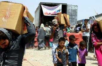 Iraqis_fleeing_violence_recieve_aid