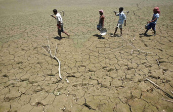 B_Id_379336_India_worst_drought