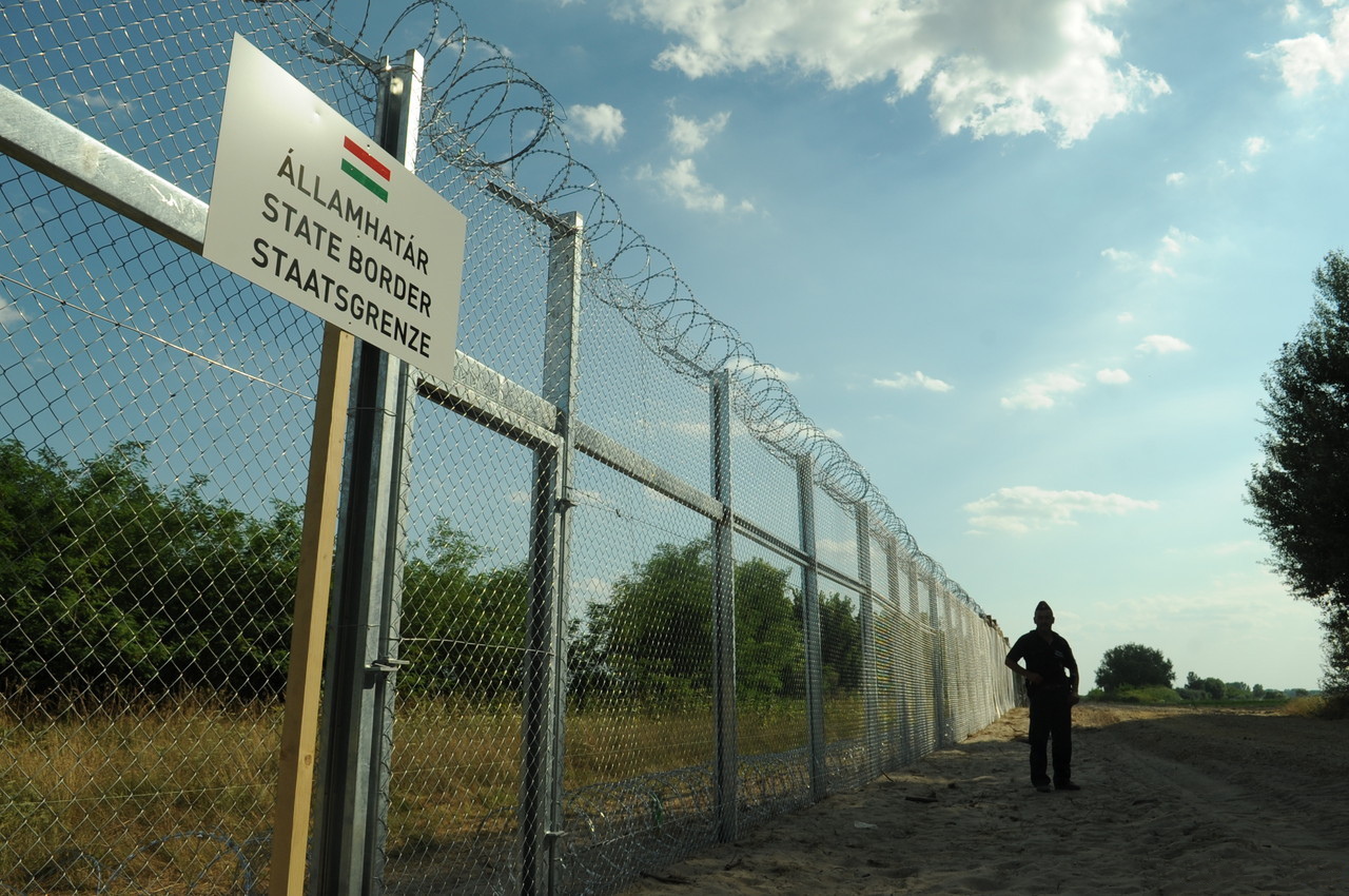 Hungarian-Serbian_border_barrier_1 Hungarian-Serbian_border_barrier_1