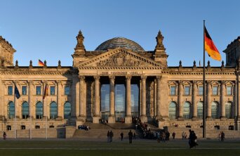 1200px-Reichstag_building_Berlin_view_from_west_before_sunset