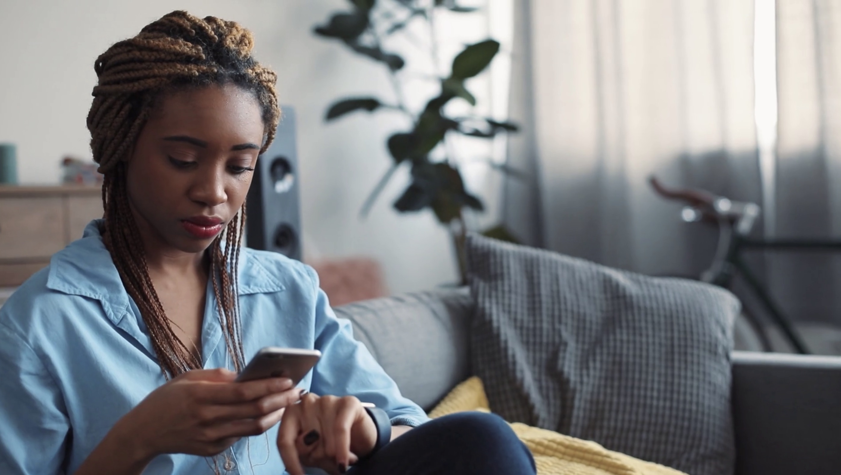 african american woman smartphone