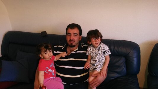 Luay Mansour together with his two children in his apartment in Waldkirch
