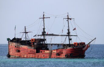 galleon-pirate galleon-pirate