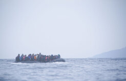 1280px-Refugees_on_a_boat_crossing_the_Mediterranean_sea,_heading_from_Turkish_coast_to_the_northeastern_Greek_island_of_Lesbos,_29_January_2016