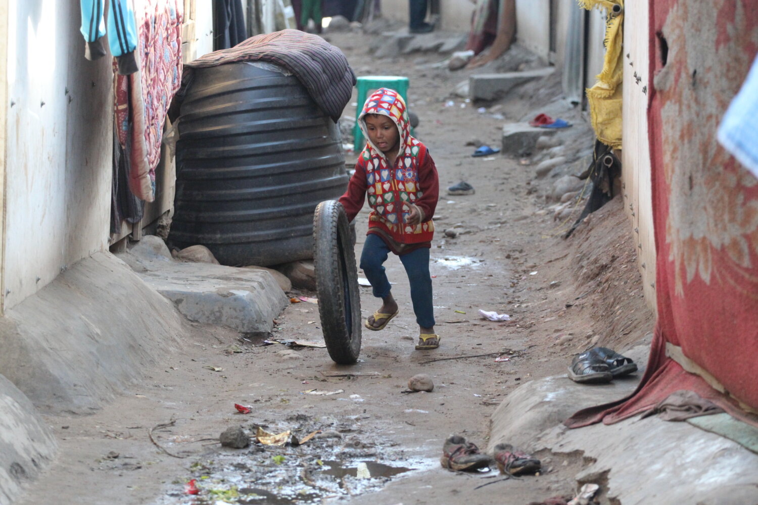 A Rohingya Child playing in the refugee camp photo Aakash Hassan