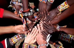 054 Massaifrauen Meeting bearbeitet