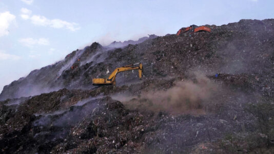 Smouldering-smoke-emanatingfrom-the-New-Delhi's-landfill-site-that-is-on-fire-from-a-month