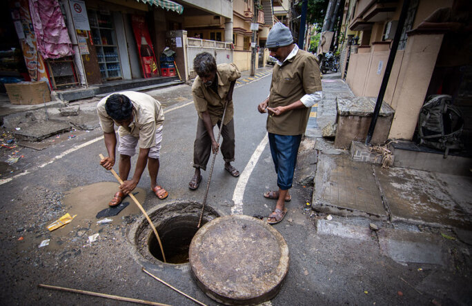 Manual scavengers continue to die while cleaning sewers in India ...