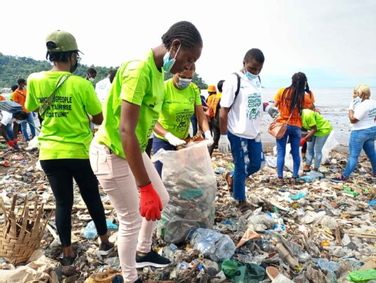 Volunteers-pick-up-plastic-waste-at-the-beach