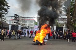 Flames surrounded by students in front of the West Java Provincial Council building, Bandung, 1 September 2025, Leo Galuh.