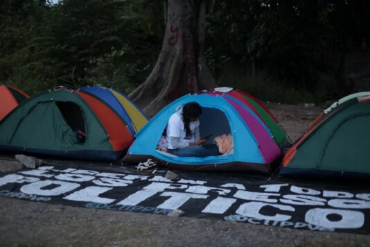 Daniel Echeverría, Photo 2. Waiting mothers in Rodeo 1 detention center.