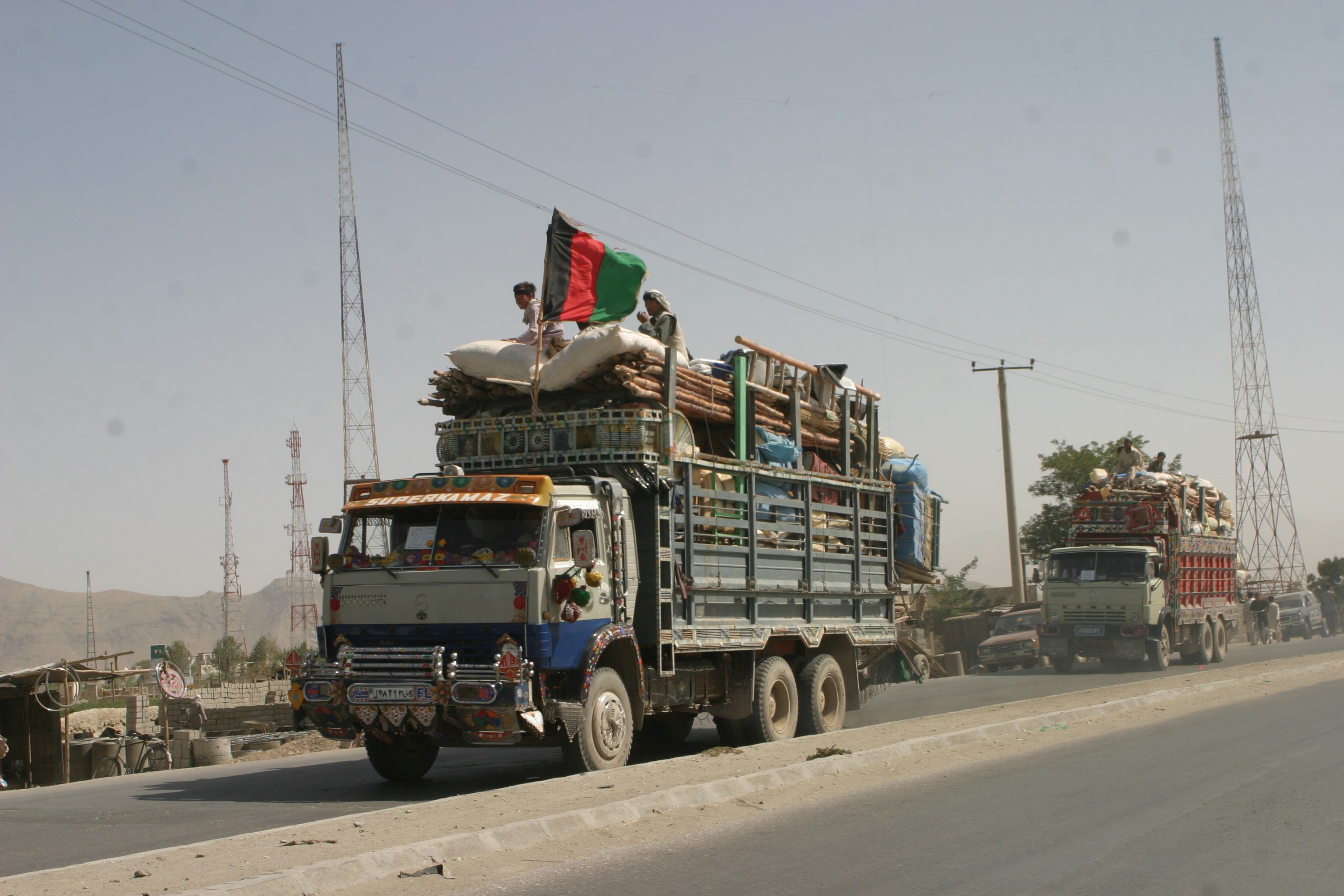 Afghan_refugees_returning_from_Pakistan_in_2004
