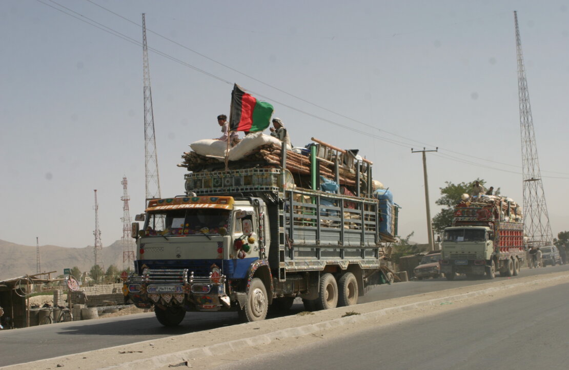 Afghan_refugees_returning_from_Pakistan_in_2004