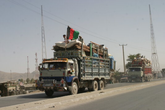 Afghan_refugees_returning_from_Pakistan_in_2004