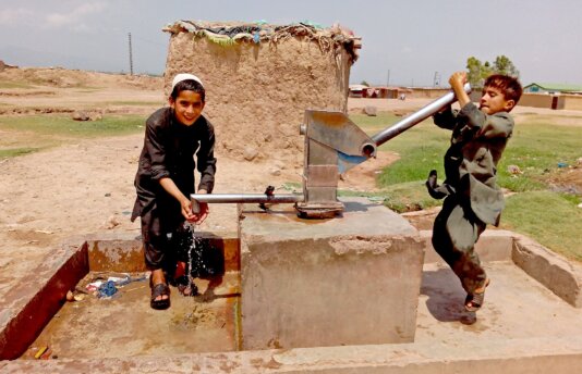 Refugees_from_Afghanistan_in_Pakistan,_near_Islamabad