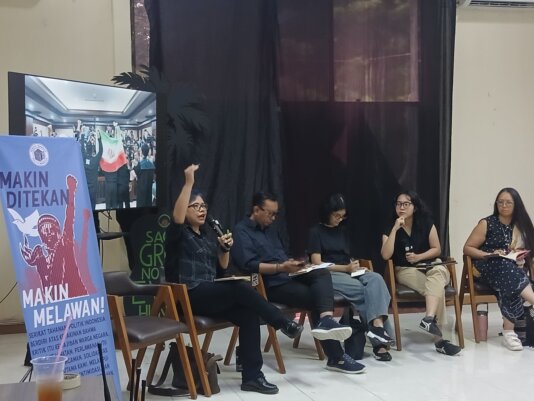 2. Bivitri Susanti, on the right, at the discussion on Political Prisoners by SETAPOL. Photo by Andi Aisyah Lamboge
