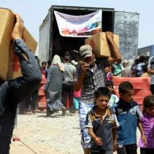 Iraqis_fleeing_violence_recieve_aid