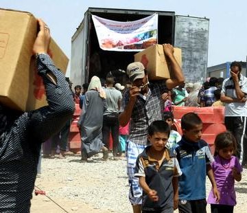 Iraqis_fleeing_violence_recieve_aid