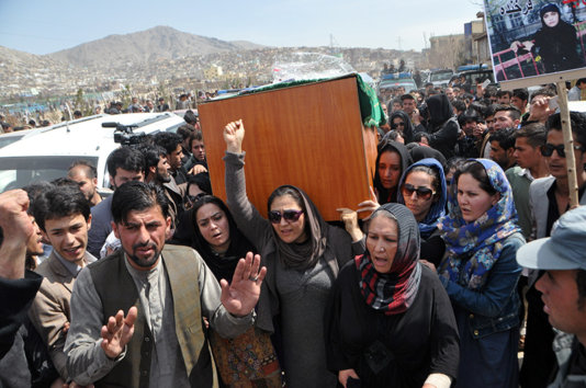 Women carrying the coffin of Farkhunda to the graveyard.