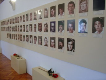Srebrenica-Potocari-Memorial-Center-Cemetery_resize Srebrenica-Potocari-Memorial-Center-Cemetery_resize