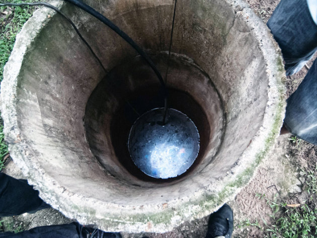 The surface of the water in a Capoacán pit, blackened by the coke particles. The surface of the water in a Capoacán pit, blackened by the coke particles.