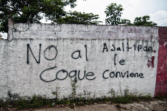 Graffiti in Jaltipan against the coke storage facility: \'No to coke, it isn\'t convenient for Jaltipan\'. Graffiti in Jaltipan against the coke storage facility: \'No to coke, it isn\'t convenient for Jaltipan\'.