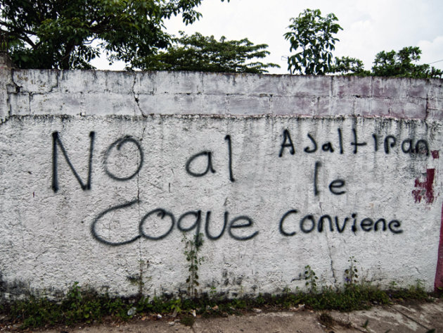 Graffiti in Jaltipan against the coke storage facility: \'No to coke, it isn\'t convenient for Jaltipan\'. Graffiti in Jaltipan against the coke storage facility: \'No to coke, it isn\'t convenient for Jaltipan\'.