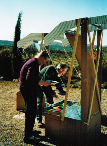 Romijn developed the Fortune Cooker, a family sized solar power plant which makes it possible to generate and store heat and electricity.