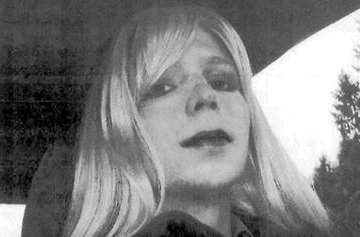 Chelsea_Manning_with_wig