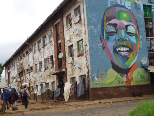 A building in Mbare (Zimbabwe) where the very poor live.