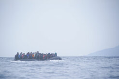 1280px-Refugees_on_a_boat_crossing_the_Mediterranean_sea,_heading_from_Turkish_coast_to_the_northeastern_Greek_island_of_Lesbos,_29_January_2016