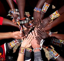 054 Massaifrauen Meeting bearbeitet