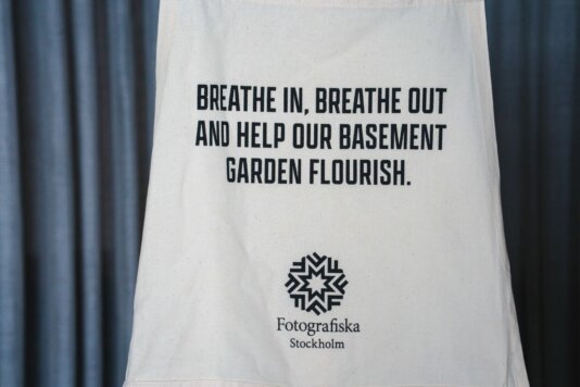 Clothing that absorbs CO2 from the air and then releases it as nutrition for plants is now being tested by the restaurant staff at Fotografiska Stockholm.