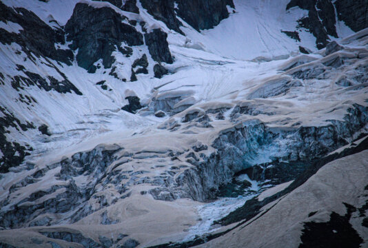 \'glaciers in the valley are melting at an alarming rate.\'