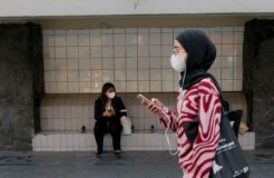 People-wearing-mask-to-protect-their-breathe_3