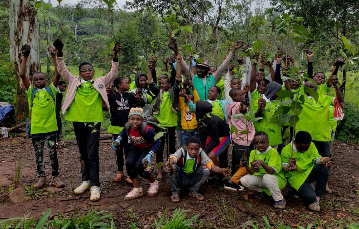 Kids-preparing-to-start-planting-trees-in-Bamenda,-Picture-credit,-VoNat
