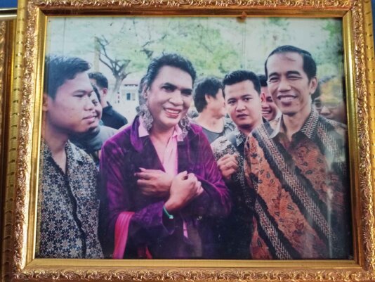 Mami Yuli gives her support for Joko Widodo to become President of Indonesia.