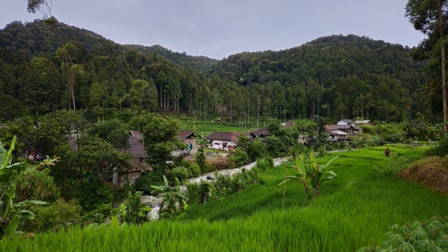 西ジャワの村を照らすマイクロ水力発電