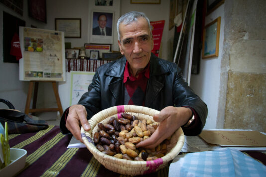 The oasis is experiencing degradation due to soil overexploitation, fueled by the monoculture of Deglet Nour, a date variety from Algeria known as “the queen of dates,” which is highly valued internationally.