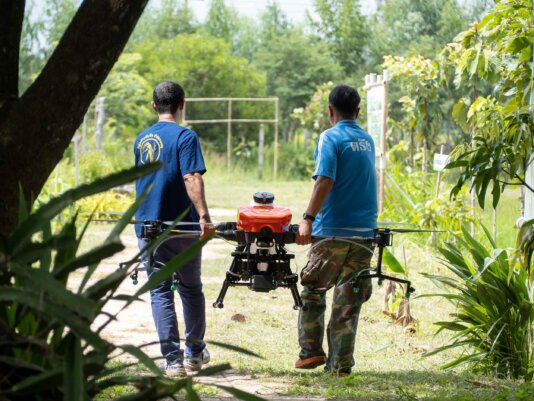 After three days of training, Thanu mastered using a large drone to disperse liquid and solid fertilisers across his rice fields. This has reduced manual application time from 20 minutes to just three minutes, improves precision, and prevents trampling.