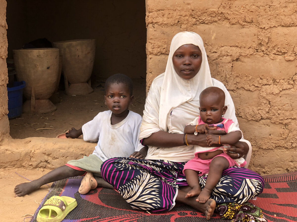 Adda Manga Mohammed with her children